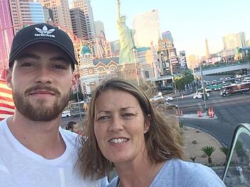 Joshua Fees und seine Mutter in Las Vegas. Foto: privat