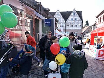 Die Sonne lockte zahlreiche Besucher zur Stadtmesse in die Herzogenauracher Innenstadt.  Richard Sänger