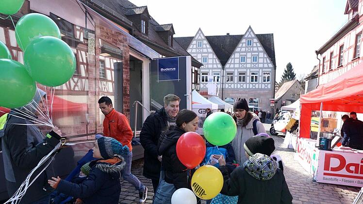 Die Sonne lockte zahlreiche Besucher zur Stadtmesse in die Herzogenauracher Innenstadt.  Richard Sänger