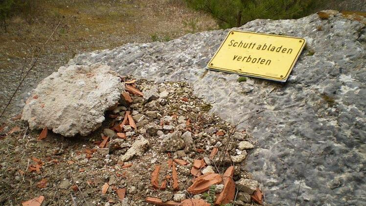 Der Verursacher der "wilden" Schuttablagerung hielt es wohl witzig, das Verbotsschild auf seiner Hinterlassenschaft zu platzieren.Uwe Mützel