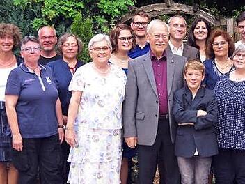 Hans Hutzl (Mitte) aus Kronach feierte seinen 80. Geburtstag. Das Bild zeigt ihn zusammen mit seiner Ehefrau Mathilde im Kreise seiner Familie. Foto: Heike Schülein