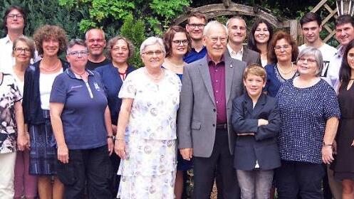 Hans Hutzl (Mitte) aus Kronach feierte seinen 80. Geburtstag. Das Bild zeigt ihn zusammen mit seiner Ehefrau Mathilde im Kreise seiner Familie. Foto: Heike Schülein
