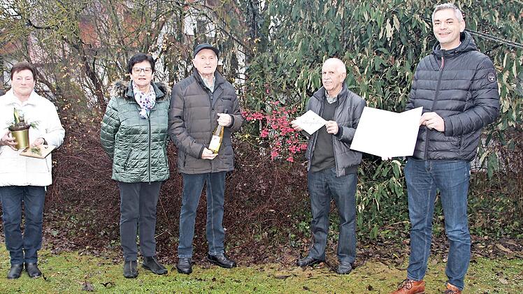 Bei der Übergabe der Auszeichnung (von links): Ilse Winkler (Obst- und Gartenbauverein Schönbrunn), Irmgard und Herbert Kaiser, Fritz Hippacher (Kreisverband für Gartenbau und Landespflege) und Dirk Friesen (Erster Bürgermeister Gemeinde Schönbrunn i. Steigerwald)