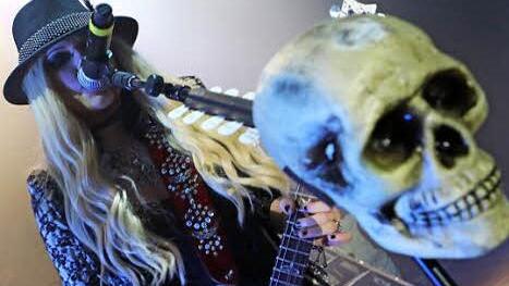 Kühle Blonde mit Rhythmus im Blut: Gitarristin Orianthi Panagaris