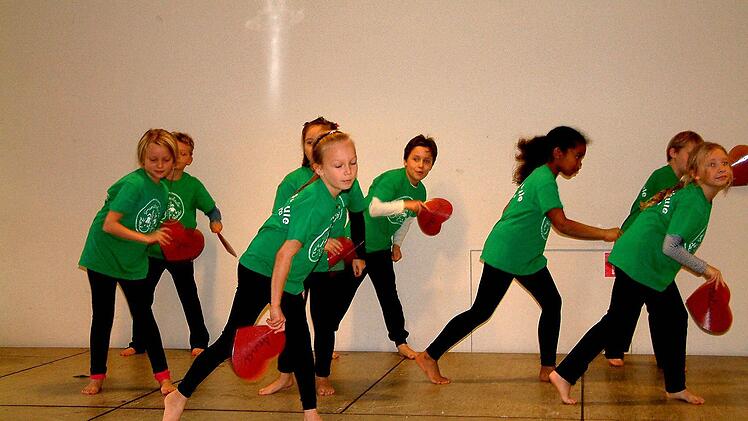Die Klasse 3 cG bereicherte die Einführungsfeier unter Leitung von Bettina Kunkel mit einem "Zumba"-Tanz