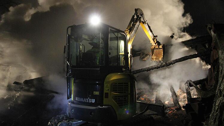 Mit einem Minibagger wurde das Brandgut auseinander gezogen.  Foto: News5/Fricke