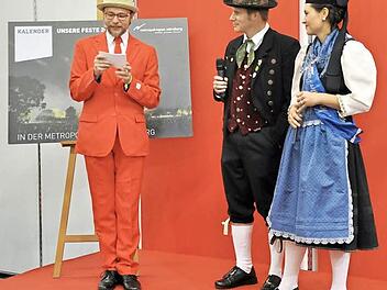 Spontane Premiere: Bei der "Consumenta" im Nürnberger Kongresszentrum warben Andre Röttger und seine Ehefrau Corinna (als Puppenfee) Ende Oktober im Gespräch mit Bühnenmoderator Michael Jakob für die Stadt Neustadt. Foto: privat