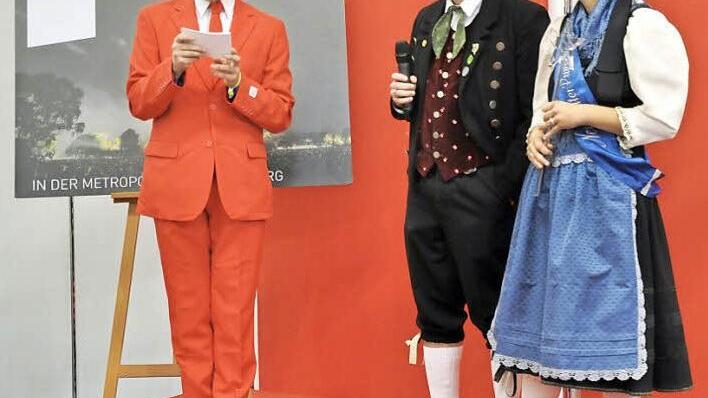 Spontane Premiere: Bei der "Consumenta" im Nürnberger Kongresszentrum warben Andre Röttger und seine Ehefrau Corinna (als Puppenfee) Ende Oktober im Gespräch mit Bühnenmoderator Michael Jakob für die Stadt Neustadt. Foto: privat