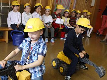Nach dem Motto "Wer baggert noch so spät am Baggerloch?" führten die Jungen und Mädchen des Kindergartens Nordhalben die einzelnen Schritte des Umbaus auf. Foto: Michael Wunder