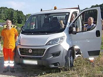 Die Hiltpoltsteiner präsentieren ihren neuen Fiat.  Foto: Petra Malbrich