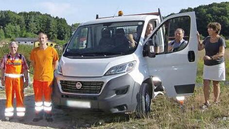 Die Hiltpoltsteiner präsentieren ihren neuen Fiat.  Foto: Petra Malbrich