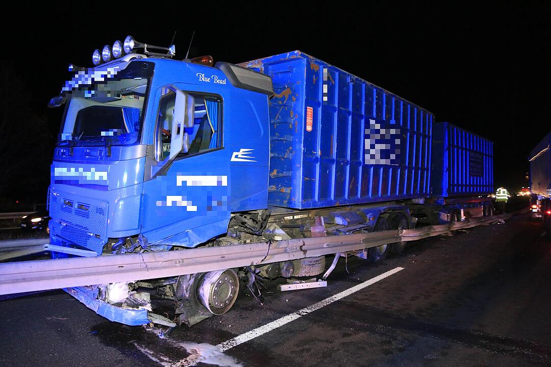 Lkw durchbricht Mittelschutzplanke auf A73