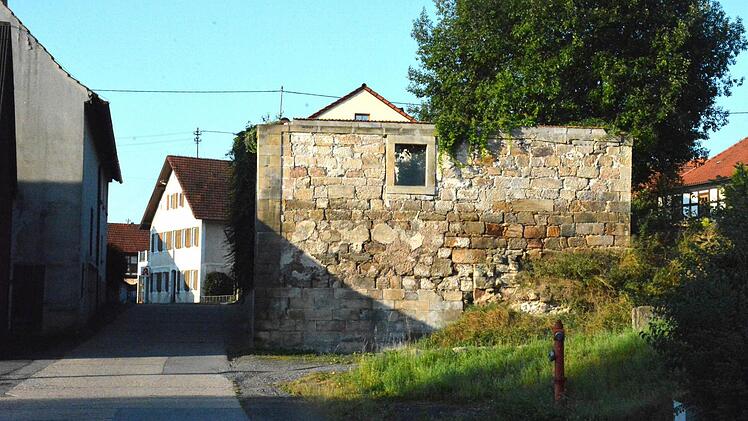 Wo einst die Nebengebäude am Sackbauernhaus in der Meierei sich befanden, stehen nur noch Reste, nach dem Einsturz in den 80er-Jahren. Nun soll dieser Bereich im Hellinger Weg optisch gestaltet werden.  Foto: Schmidt
