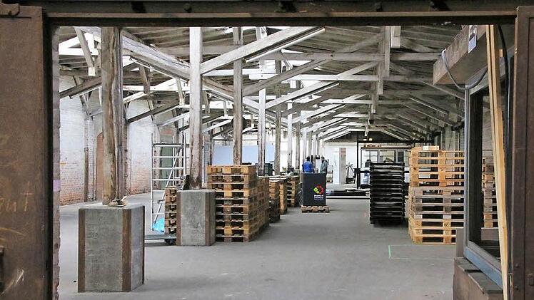 Blick in eine der beiden Hallen, in denen früher Stückgut umgeladen wurde.