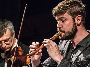 Der Blockflöten-Virtuose Stefan Temmingh begeisterte beim Gastspiel im Coburger Landestheater. Foto: Jochen Berger