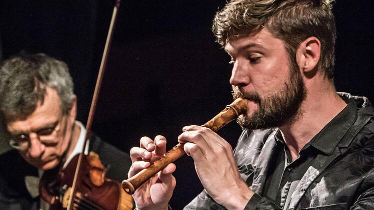 Der Blockflöten-Virtuose Stefan Temmingh begeisterte beim Gastspiel im Coburger Landestheater. Foto: Jochen Berger