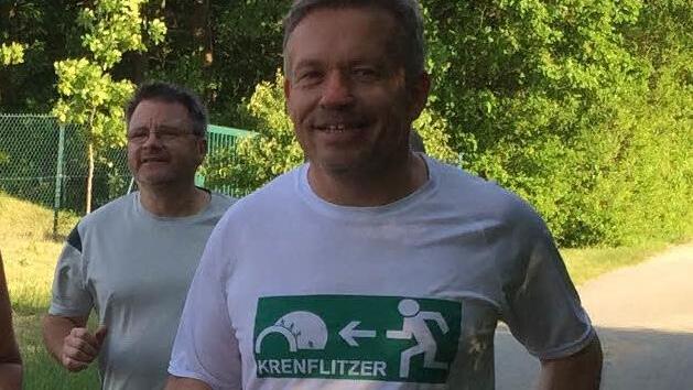 Organisator Klaus Novak hat das passende Shirt ausgepackt.