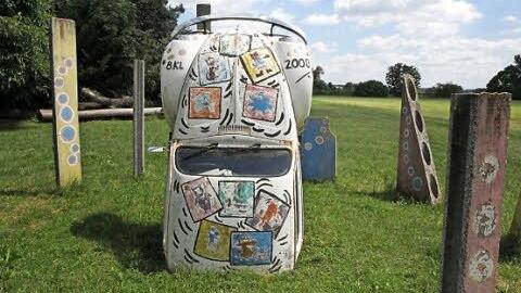 Ist das Kunst? Ein ungewöhnlicher Parkplatz für ein Auto am Ortsrand