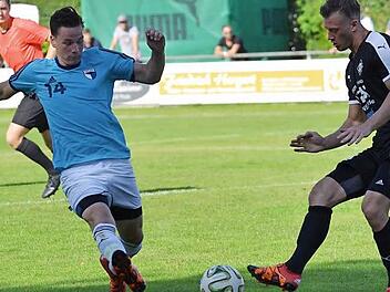 In Kitzingen blieben Sandro Gumbrecht (li.) und die SpVgg Jahn Forchheim zum zweiten Mal in Folge ohne Gegentor. Gegen Schwebenried, das erst drei Treffer erzielt hat, könnte das erneut klappen. Gumbrecht rückt für den aus privaten Gründen fehlenden Dominic Leim wahrscheinlich in die Innenverteidigung.  Foto: Sterzbach