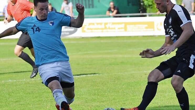 In Kitzingen blieben Sandro Gumbrecht (li.) und die SpVgg Jahn Forchheim zum zweiten Mal in Folge ohne Gegentor. Gegen Schwebenried, das erst drei Treffer erzielt hat, könnte das erneut klappen. Gumbrecht rückt für den aus privaten Gründen fehlenden Dominic Leim wahrscheinlich in die Innenverteidigung.  Foto: Sterzbach