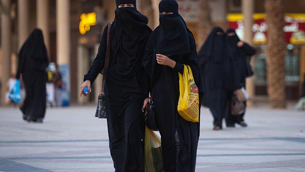 Was w&auml;re, wenn eine Frau mit Burka zu Ihnen kommt? Foto: dpa