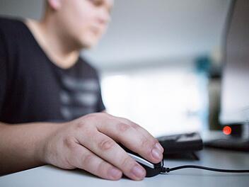 Für junge Leute ganz normal: Die digitale Arbeitswelt  Foto: Marcel Kusch/dpa