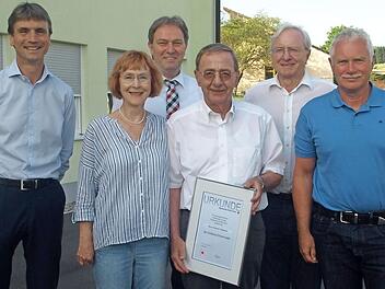 Stolz präsentiert Herbert Gögelein seine Auszeichnung, die er aus den Händen von Landrat Klaus Löffler (Dritter von links) erhalten hat. Außerdem auf dem Bild (von links): Kreisgeschäftsführer Roland Beierwaltes, stellvertretende Kreisvorsitzende Heidi Beyerle, Ehrenvorsitzender Heinz Köhler und stellvertretender Kreisvorsitzender Armin Bandorf Foto: Susanne Deuerling