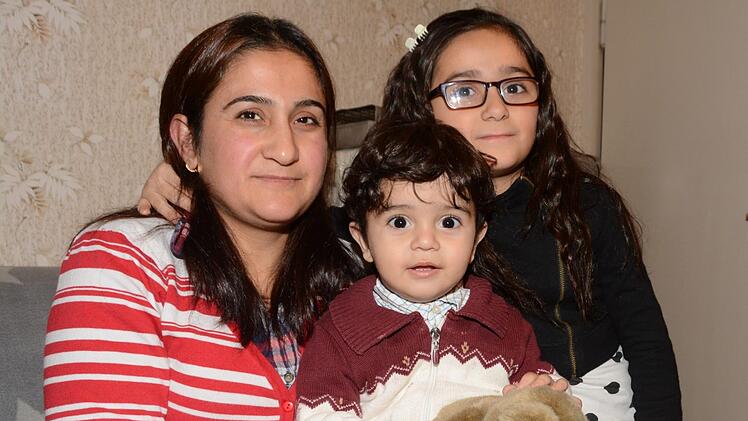 M;utter Yasmin uznd Schwester Asya hoffen, dass die Ärzte dem kleinen Yusef helfen können.Dagmar Besand