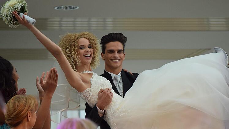 Taynara Wolf und Pascal Unbehaun zeigen die neusten Hochzeits-Modetrends.Foto: Daniela Pondelicek