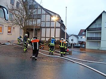 Über vierzig Feuerwehrfrauen und -männer aus Salz, Burglauer und Niederlauer waren eingesetzt, um im Niederläurer Rathaus einen angenommenen Zimmerbrand zu löschen und drei vermisste Personen zu retten.  Foto: Manfred Mellentin