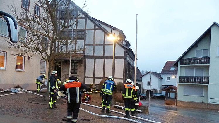 Über vierzig Feuerwehrfrauen und -männer aus Salz, Burglauer und Niederlauer waren eingesetzt, um im Niederläurer Rathaus einen angenommenen Zimmerbrand zu löschen und drei vermisste Personen zu retten.  Foto: Manfred Mellentin