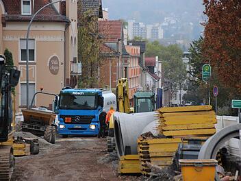 Die Erhardstraße in Bad Kissingen wird aktuell für rund 5,5 Millionen Euro saniert. Die Stadt verbreitert die Gehwege und verengt die Fahrbahn, vor allem in Kreuzungsbereichen. Foto: Benedikt Borst