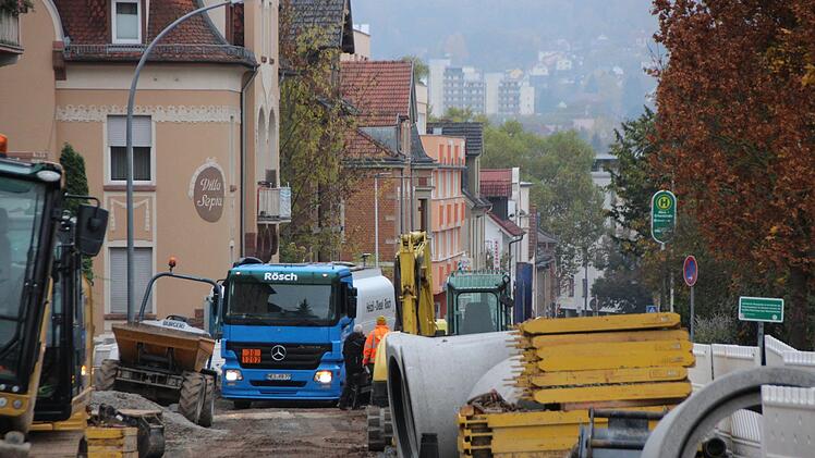 Die Erhardstraße in Bad Kissingen wird aktuell für rund 5,5 Millionen Euro saniert. Die Stadt verbreitert die Gehwege und verengt die Fahrbahn, vor allem in Kreuzungsbereichen. Foto: Benedikt Borst