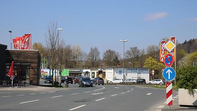 Was der Radler links im Bild macht, ist verboten. Aber wer mit dem Fahrrad auf dem Gehsteig f&auml;hrt, bewegt sich dort deutlich sicherer als der, der sich auf der Fahrbahn auf die Kreuzung in der Mittelau wagt. Fotos: Katrin Geyer