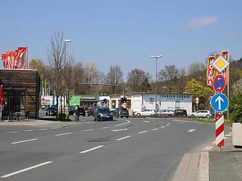 Was der Radler links im Bild macht, ist verboten. Aber wer mit dem Fahrrad auf dem Gehsteig fährt, bewegt sich dort deutlich sicherer als der, der sich auf der Fahrbahn auf die Kreuzung in der Mittelau wagt. Fotos: Katrin Geyer