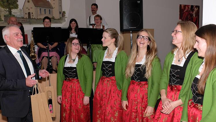 Geehrt wurden auch heuer wieder viele Sportler aus dem Schützenverein Almrausch, die bereits in den Vorjahren mit der Sportehrennadel in Bronze ausgezeichnet wurden.