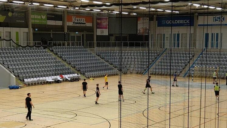 Trainingseinheiten in der HUK-Arena haben stets einen Hauch von "Geisterspielen". Gut möglich, dass der HSC Coburg und der BBC Coburg ihre nächsten Heimspiele am Wochenende, 21./22. März, vor leeren Rängen austragen. Besonders bitter wäre das für die "Korbjäger", denn das nächste Match im Sporttempel ist das erste Play-off-Spiel in der Vereinsgeschichte des BBC. Aber auch die Handballer stecken mitten im Aufstiegsrennen und sind zu Hause noch ungeschlagen - nicht zuletzt dank ihrer vielen tre...