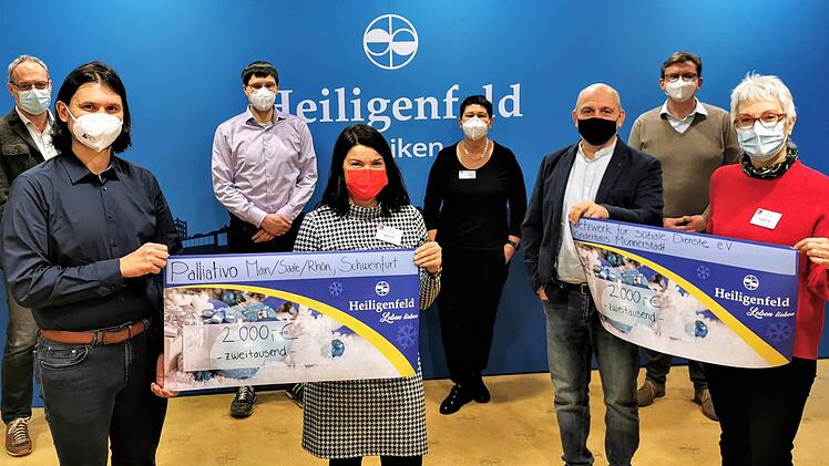 Weihnachtsspenden&uuml;bergabe bei Heiligenfeld (von links): Dr. J&ouml;rg Ziegler (&Auml;rztlicher Direktor der Heiligenfeld Kliniken), Gregor Stacha (Gesch&auml;ftsf&uuml;hrer Palliativo Main-Saale-Rh&ouml;n), Michael Lang (Heiligenfeld Gesch&auml;ftsf&uuml;hrer), Katja Grob (Heiligenfeld-Patin), Birgit Winzek (Heiligenfeld-Gesch&auml;ftsf&uuml;hrerin), Martin Weissenberger (Teamleiter M&uuml;rschter Kinderhaus), Stephan Greb (Heiligenfeld-Gesch&auml;ftsf&uuml;hrer) und Brigitte Oke (Heiligenfeld-Patin).  Foto: Kai Fraass