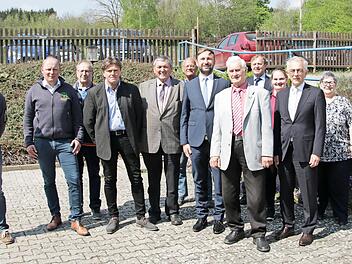 Alle "offiziellen" Gratulanten, Vereinsvertreter und Nachbarn sollten unbedingt mit aufs Foto. Darauf bestand Ludwig Melzer (im Vordergrund mit hellem Sakko) an seinem 85. Geburtstag.