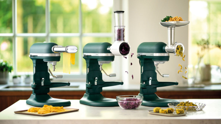 Die KitchenAid Küchenmaschine kann neben Teig kneten auch Gemüse schneiden, Pasta verarbeiten und vieles mehr.