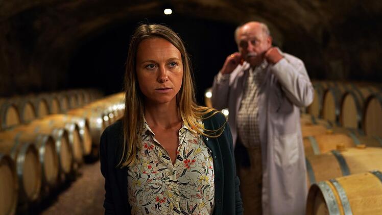 Der strenge Kellermeister Anton Kofler (Karl Fischer) steht unter Druck, den er auch an seiner Mitarbeiterin  Sofia Brandner (Anna Unterberger) ausl&auml;sst.