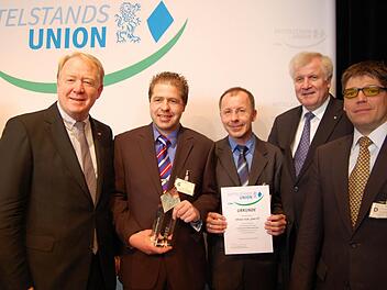 Ministerpräsident Horst Seehofer (Zweiter von rechts) ehrte Michael (Zweiter von links) und Steffen Lieb (Mitte). Mit im Bild: Der Coburger CSU-Bundestagsabgeordnete und Landesvorsitzende der Mittelstands-Union, Hans Michelbach (links), sowie MU-Bezirksvorsitzender Christian Hübner (rechts).Fotos: Oliver Schmidt