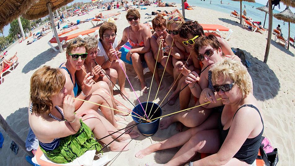 Urlaubswochen sind Genoießerwochen für uns Deutsche! Wir essen und trinken gern in den Ferien. Foto: dpa