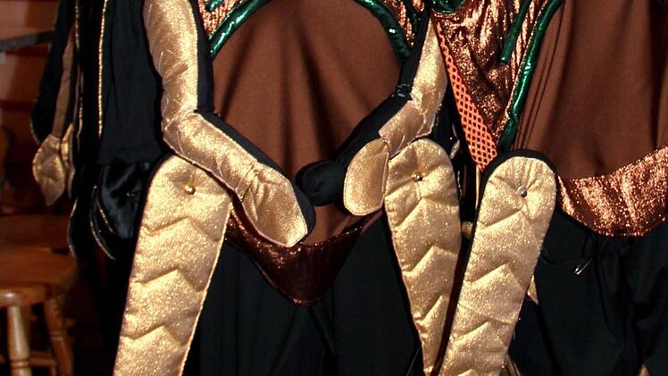 So sehen die bereits fertigen Heuschreckenkostüme aus.  Foto: Johanna Blum