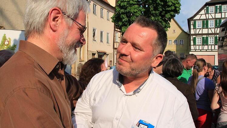 Stenays Bürgermeister Stephan Perrin begrüßt Bernd Eckert (links).