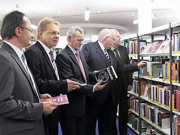 Sie sind begeistert von der gelungenen Sanierung (von links): der Leiter der Kreisbibliothek, Rudolf Pfadenhauer, Bürgermeister Wolfgang Beiergrößlein, Landrat Oswald Marr, Regierungspräsident Wilhelm Wenning und der frühere Chef der Kreisbibliothek, Herbert Schwarz. Foto: Veronika Schadeck