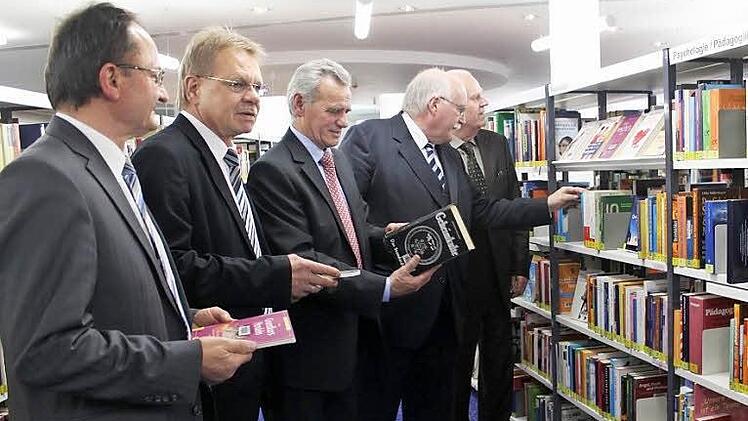 Sie sind begeistert von der gelungenen Sanierung (von links): der Leiter der Kreisbibliothek, Rudolf Pfadenhauer, Bürgermeister Wolfgang Beiergrößlein, Landrat Oswald Marr, Regierungspräsident Wilhelm Wenning und der frühere Chef der Kreisbibliothek, Herbert Schwarz. Foto: Veronika Schadeck