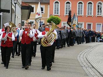 Anlässlich des Kreis-Reservistentages und des 50. Gründungsfestes der Reservistenkameradschaft Eltmann bewegte sich ein feierlicher Zug durch die Straßen von Eltmann. Fotos: Sabine Weinbeer