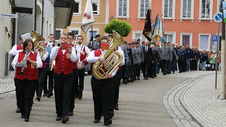 Anlässlich des Kreis-Reservistentages und des 50. Gründungsfestes der Reservistenkameradschaft Eltmann bewegte sich ein feierlicher Zug durch die Straßen von Eltmann. Fotos: Sabine Weinbeer