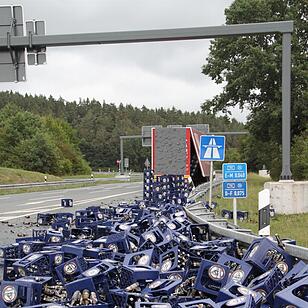 Bierlaster verliert 200 Kästen bei Kulmbach